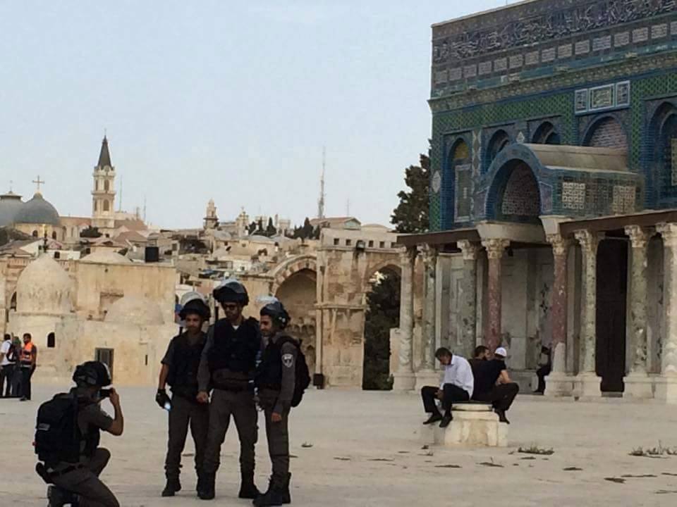 جنود يتفاخرون باقتحام ساحات المسجد بعد قمع حراس المسجد والمصلين ومنع المئات من الوصول إليه يوم 1-10-2015م